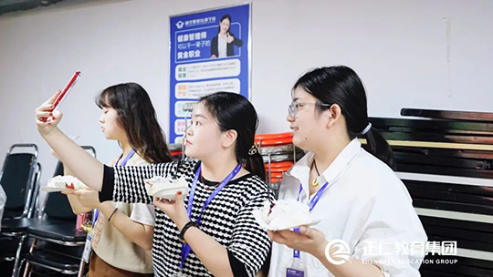 正仁教育集团第三季度生日会丨把更好的自己交给下一岁！